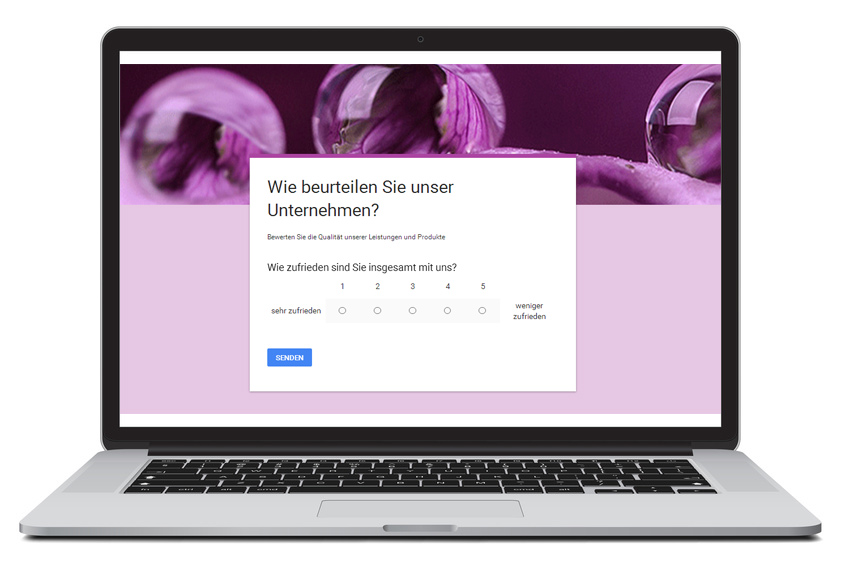 Digitales Formular zur Kundenzufriedenheit auf einem Laptop