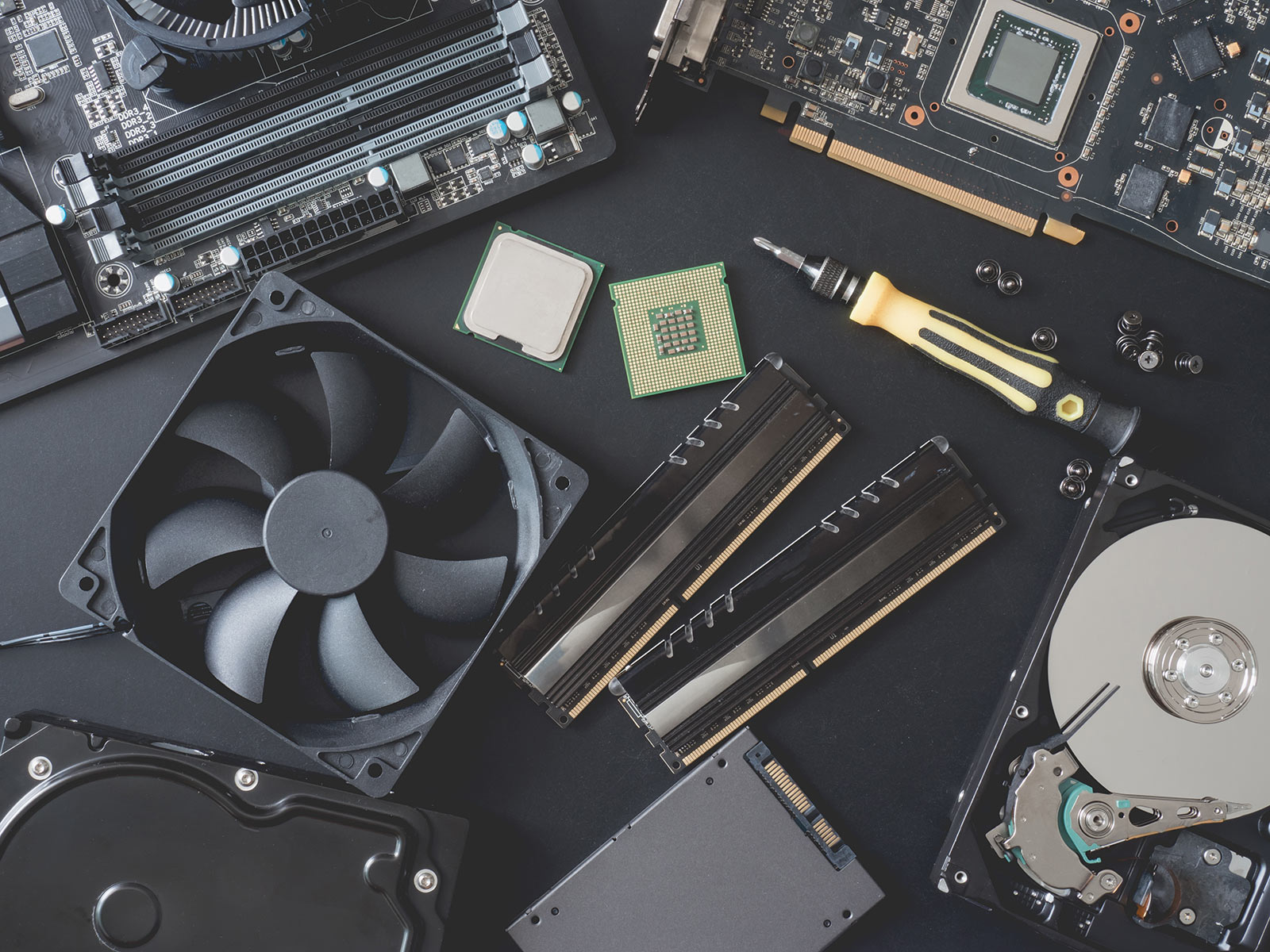 Geöffnete Computer-Hardware mit Mainboard und Komponenten